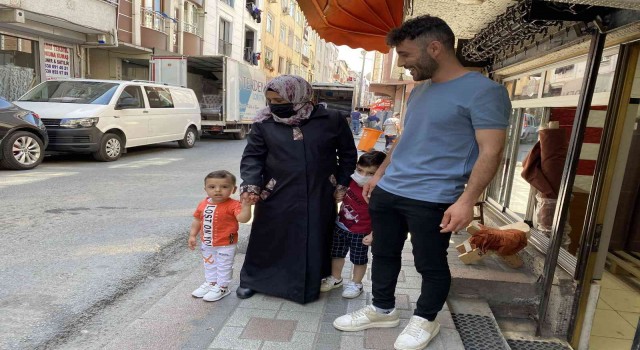 Zeytinburnunda balkondan düşen 2 yaşındaki çocuğu havada yakaladılar: O anlar kamerada