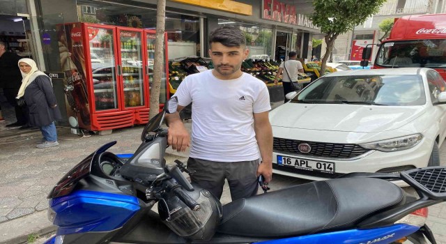 Zeytinburnunda taksici, kendisine çarpan motosikletliyi ezmeye kalktı: O anlar kamerada