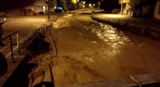 Zonguldakın Gökçebey ilçesinde taşan dereler sebebiyle sel nöbeti tutuluyor