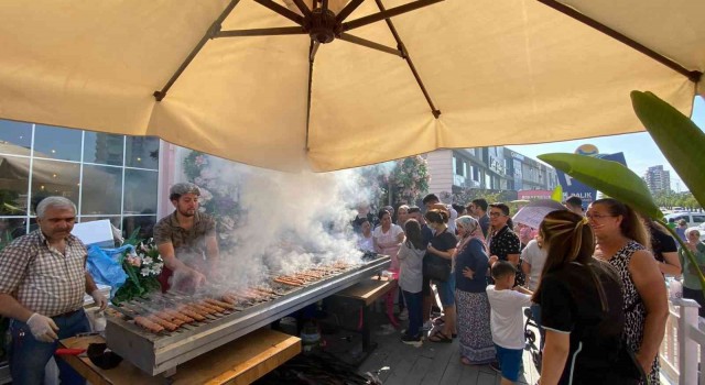 1 tonluk dana kesip Adanalılara kebap ziyafeti sundu