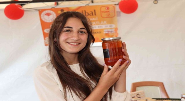 15. Şenkaya Kültür ve Bal Festivalinde 16 yaşında bal güzeli seçildi