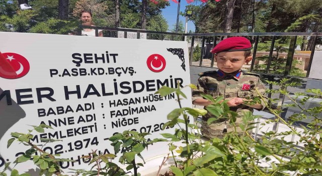 15 Temmuz kahramanı şehit Halisdemirin kabrine ziyaretçi akını