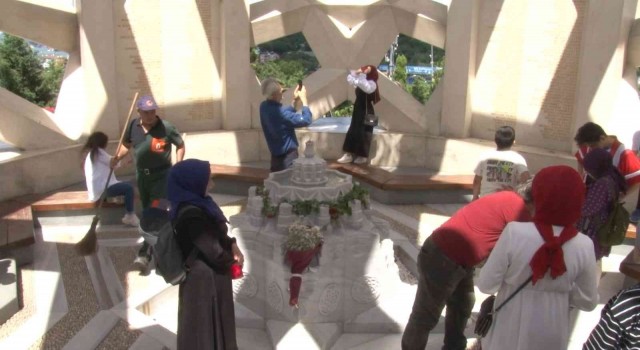 15 Temmuz Şehitler Abidesine ziyaretçi akını: “Şehit olmak bize nasip olmadı”