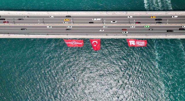 15 Temmuz Şehitler Köprüsüne asılan dev Türk bayrağı havadan görüntülendi