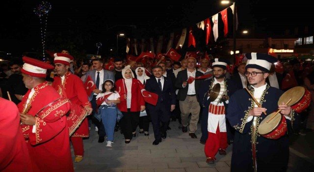 15 Temmuzda bayraklar dalgalandı
