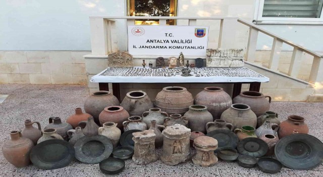 2 bin 713 parça kaçak tarihi eserle evini müzeye çevirdi, jandarmaya yakalandı
