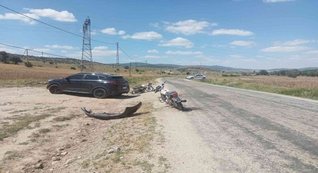 2 motosiklet bir otomobiller çarpıştı, kazada 3 kişi yaralandı