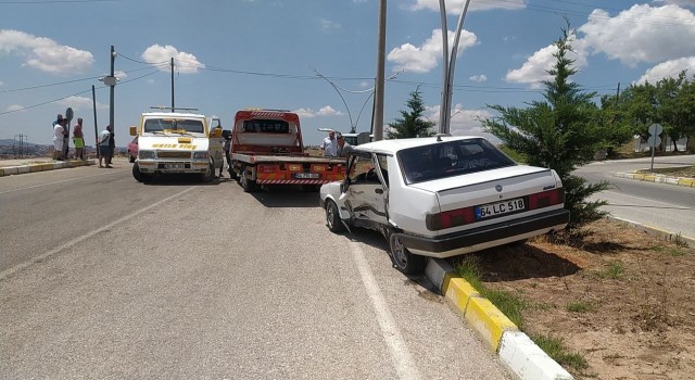 2 otomobilin karıştığı kazada 4ü çocuk 9 kişi yaralandı