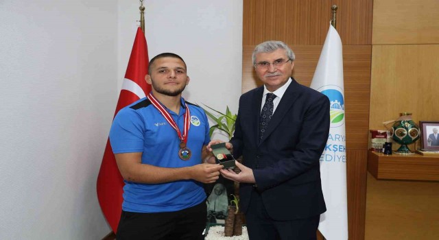 20 yaşında en genç başpehlivan unvanını kazandı