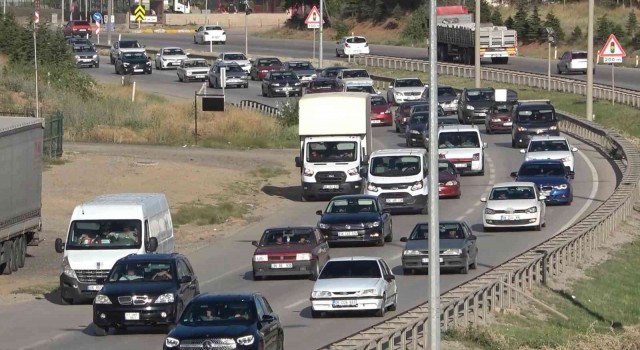 43 ilin geçiş güzergahında trafik yoğunluğu: Tatilciler dönüş yoluna geçti