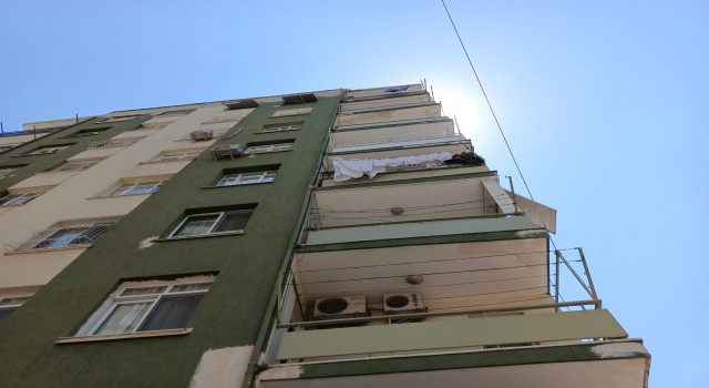 5inci kattan düşen bebek yaralı kurtuldu