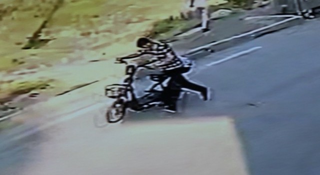 6 kilometrelik yolu yürümemek için aldığı elektrikli bisikleti çalındı.. O anlar kamerada