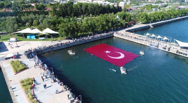 600 metrekarelik rekor büyüklükteki Türk bayrağı, İzmit Körfezini taçlandırdı