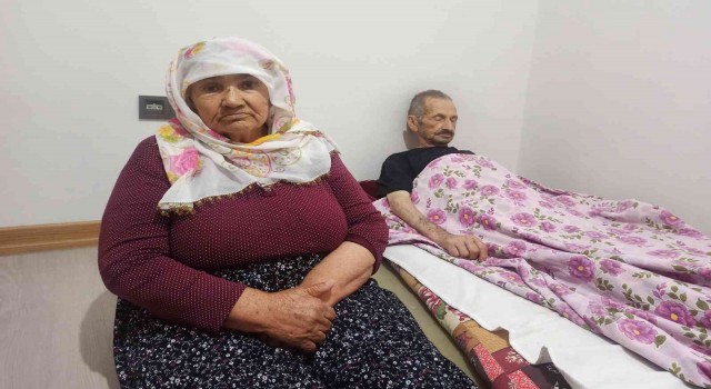 77 yaşındaki Elife teyze, yerinden kalkamayan eşini bir an olsun yalnız bırakmıyor