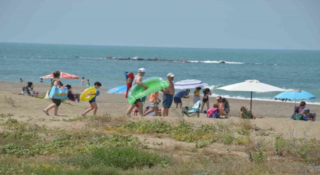 9 günlük bayramı tatilini fırsat bilen vatandaşlar soluğu Karasuda aldı