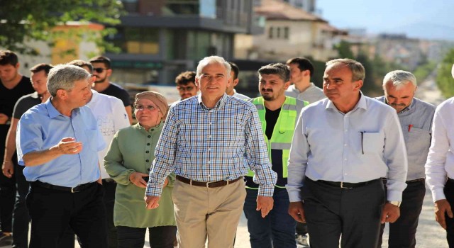 Acıpayamlılarla kucaklaşan Başkan Zolan, gençlerle futbol oynadı