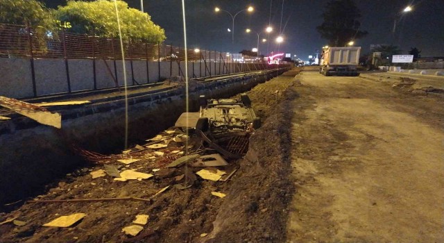 Adanada alt geçit çalışmasına otomobil düştü: 1 yaralı