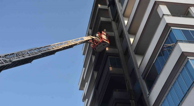 Adanada apartmanın 3. katında korkutan yangın