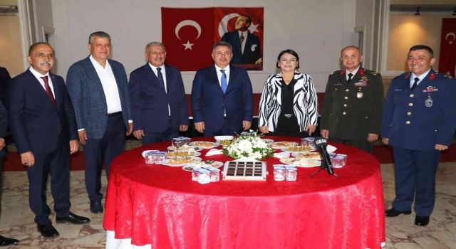 Adanada kent protokolü bayramlaştı