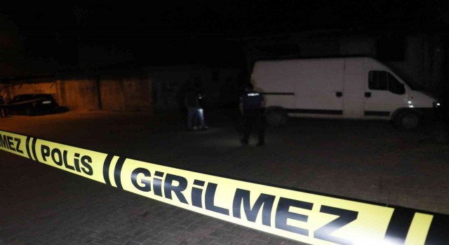 Adanada silahlı ve bıçaklı kavga: 2 yaralı
