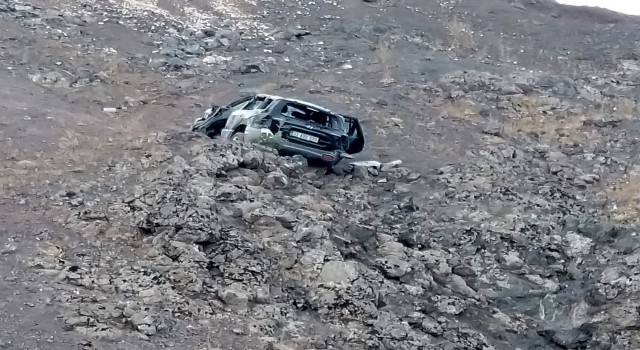 Adıyamanda araç uçurumdan yuvarlandı: 2si çocuk 6 yaralı