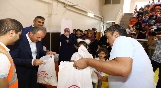 Adıyamanda yetimlere giysi desteğinde bulunuldu