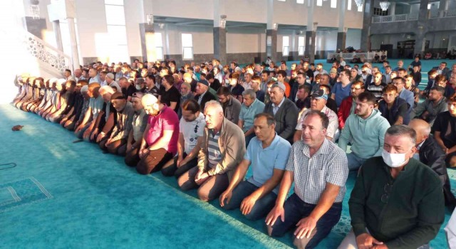 Afyonkarahisarda vatandaşlar bayram namazı için camileri doldurdu