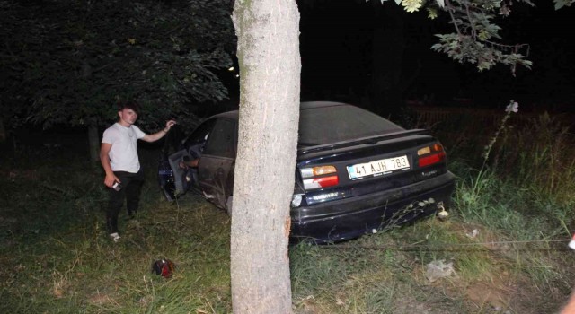 Ağaca çarpan otomobil, toprak zemine girerek durabildi