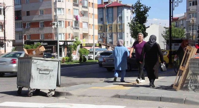 Ağacın altında kalmaktan son anda kurtuldu, hortumu bırakmadan kaçtı
