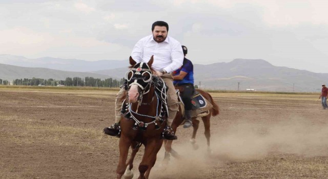 Ağrıda Mahalli At Yarışları ve At Şenliği renkli görüntülere sahne oldu