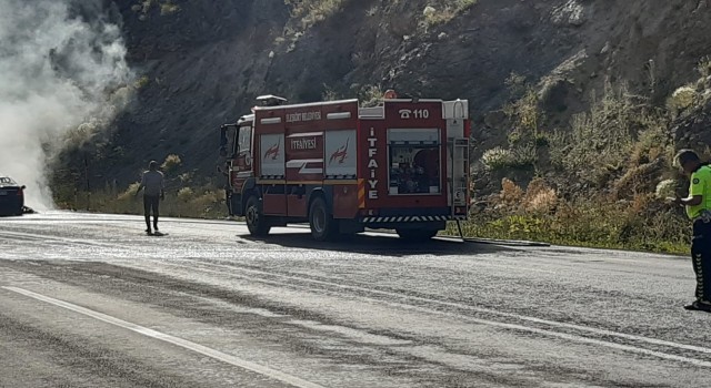 Ağrıda seyir halindeyken yanan otomobil küle döndü