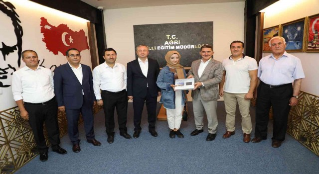 AK Parti Ağrı Milletvekili Çelebi, YKS sınavında başarılı olan Ağrılı öğrencilere tablet hediye etti