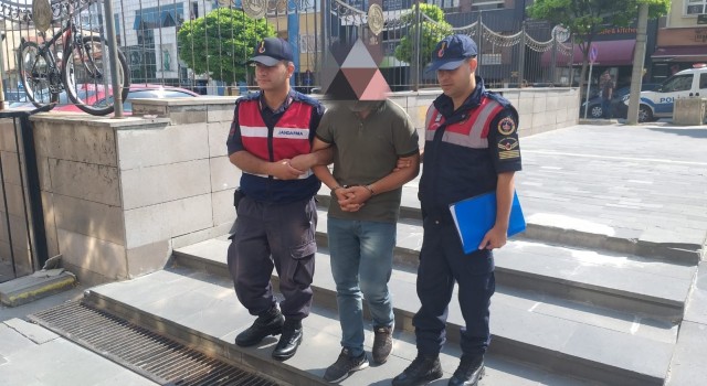 Akaryakıt istasyonundan hırsızlık yapan kasklı şüpheli tutuklandı
