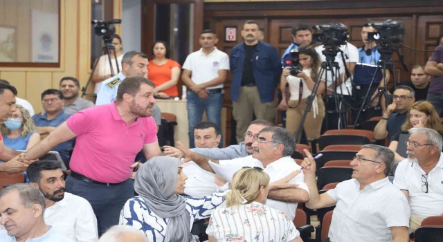 Akdeniz Belediye Meclisinde PKK gerginliği