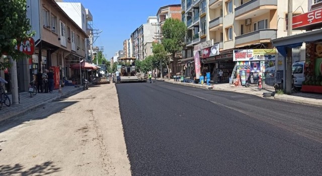 Akhisarda sıcak asfalt çalışmaları hızlandı