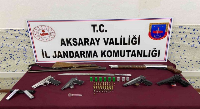 Aksaraydaki restoran baskınında çok sayıda silah ele geçirildi