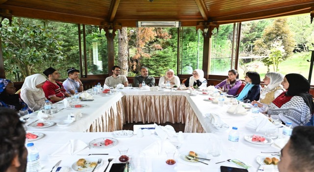 Aktaş, yabancı öğrencilerle kahvaltıda buluştu