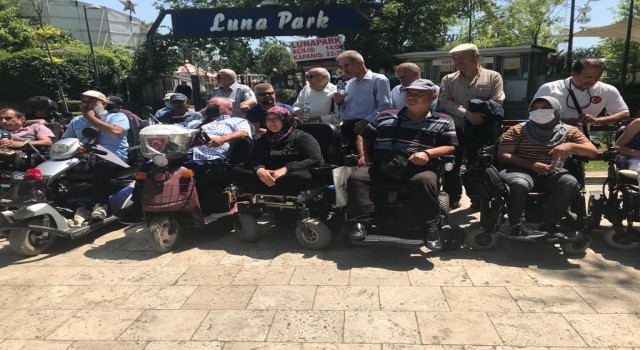 Aktif Engelliler Platformundan, lunaparka alınmadığı iddia edilen engelli aile ile basın açıklaması
