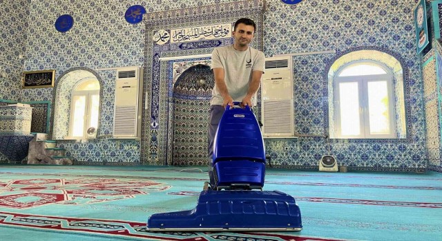 Aliağada cadde, sokak ve ibadethaneler bayrama hazır
