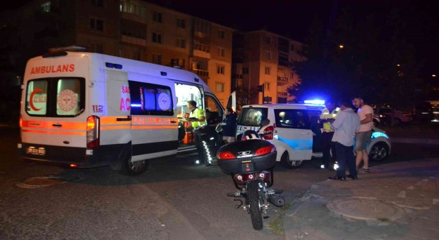 Alkollü sürücü kırmızı ışıkta bekleyen motosikletliye çarptı
