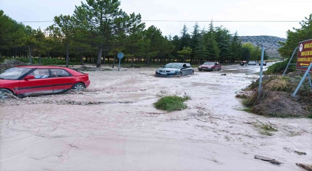 Alpuda sağanak yağış ve dolu, bayram sevincinin önüne geçti
