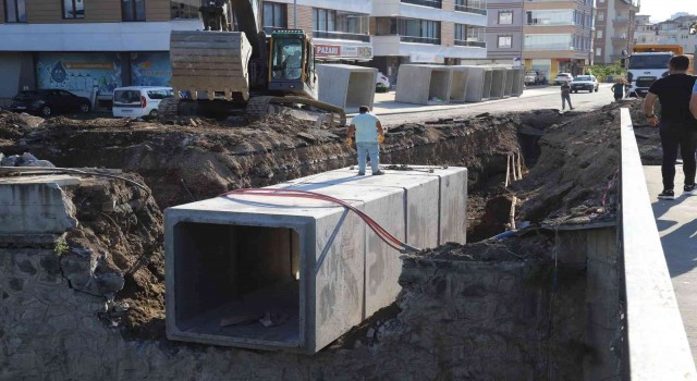 Altınorduda 30 yıllık yağmur suyu hattı sil baştan yenileniyor