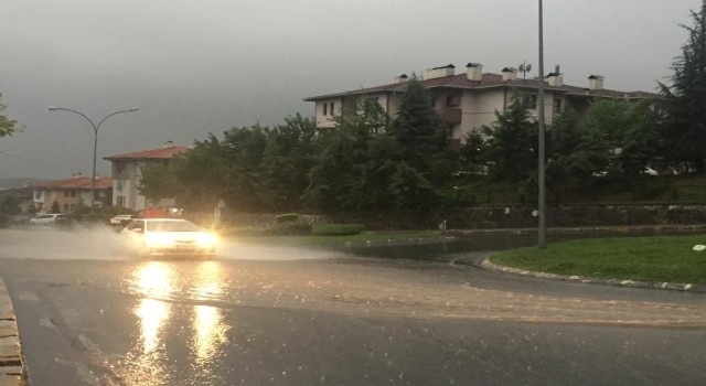 Aniden başlayan yağmur zor anlar yaşattı