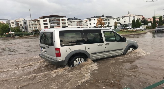 Aniden bastıran sağanak yağış günlük hayatı adeta felç etti