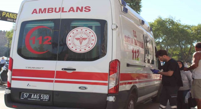 Aniden yola atlayan çocuğa otomobil çarptı
