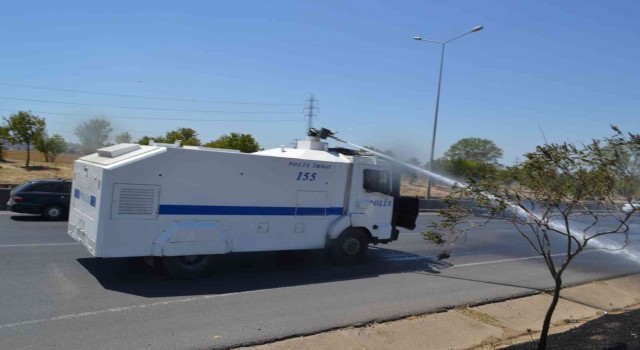 Anız yangınına müdahale eden itfaiyeye polis TOMAsı da destek verdi