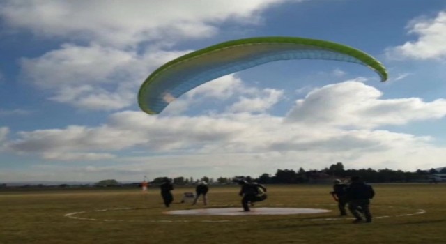 Ankarada 400 metre yükseklikten düşen yamaç paraşütü hocası hayatını kaybetti