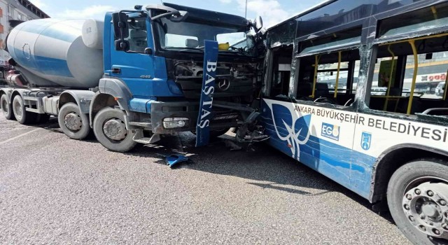 Ankarada belediye otobüsü ile beton mikserinin çarpışma anı kamerada