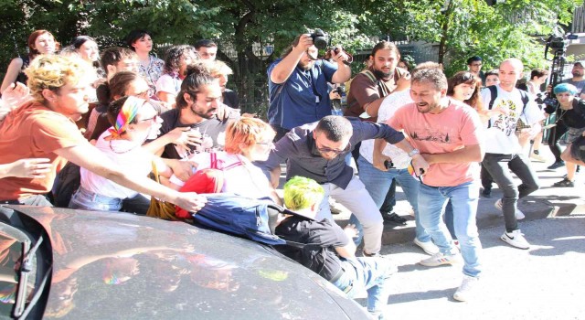 Ankarada izinsiz LGBT yürüyüşüne polis müdahalesi
