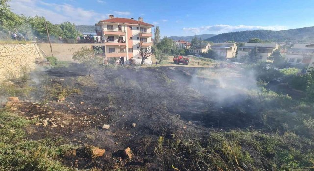 Ankarada kuru otların tutuşması ile çıkan yangın korkuttu